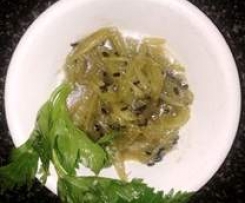 straccetti di sedano al sesamo nero