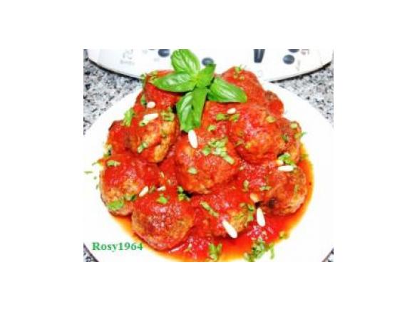 Polpette di carne con pinoli e uvetta, al pomodoro