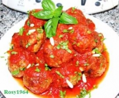Polpette di carne con pinoli e uvetta, al pomodoro