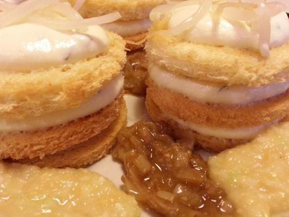 Mini sandwich con ricotta tiepida, salsa di ceci e cipollotti stufati