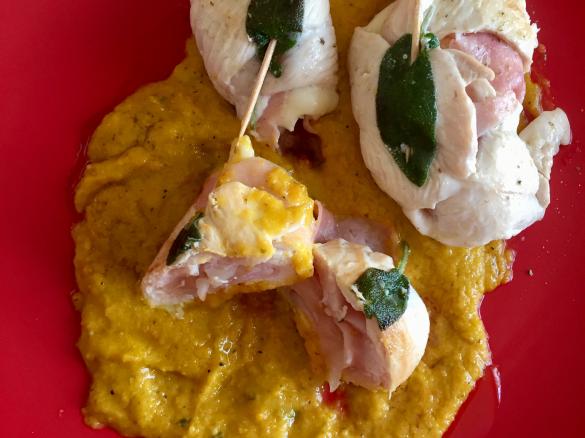 Involtini di pollo su vellutata di carote