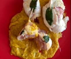 Involtini di pollo su vellutata di carote