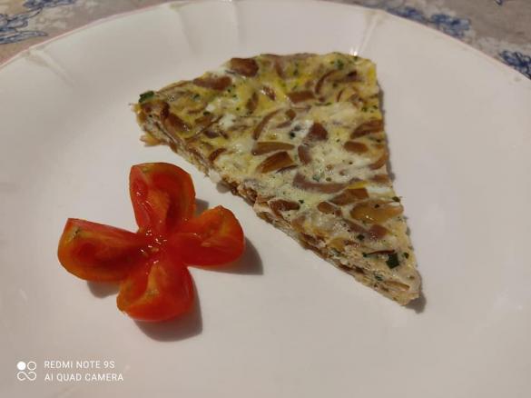 Frittata con cipolle caramellate, mozzarella e prezzemolo
