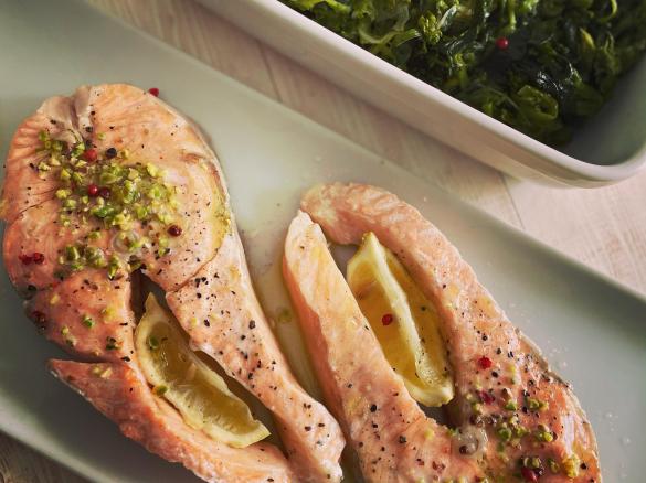 Salmone al vapore con cime di rapa stufate