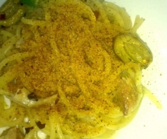 Spaghettoni allo sgombro, cipolla e rosmarino