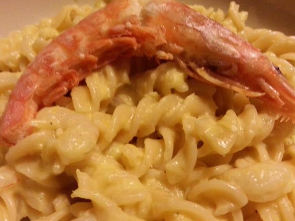 Fusilli con salsa ai porri curry e gamberi