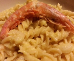 Fusilli con salsa ai porri curry e gamberi