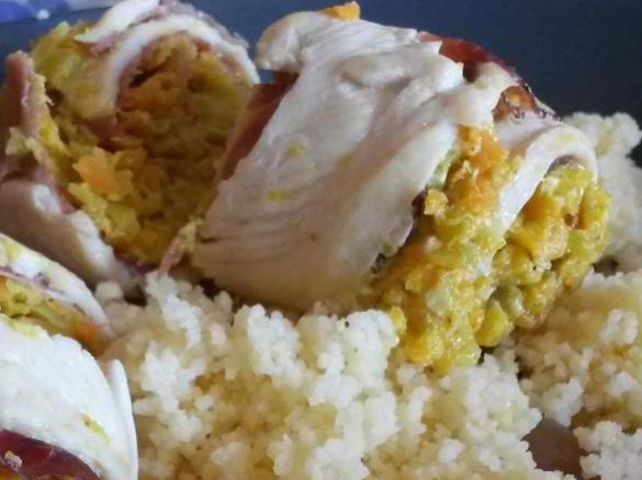 Rotoli di pollo e speck al curry con cous cous