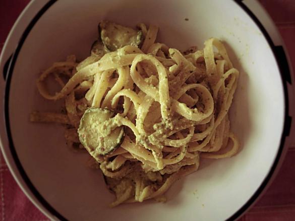 PASTA CON PESTO DI ZUCCHINE E MANDORLE 
