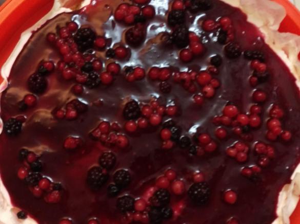 torta fredda allo yogurt con topping ai frutti di bosco