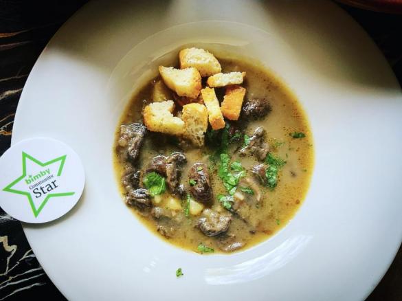 Zuppa autunnale ai funghi con crostini insaporiti