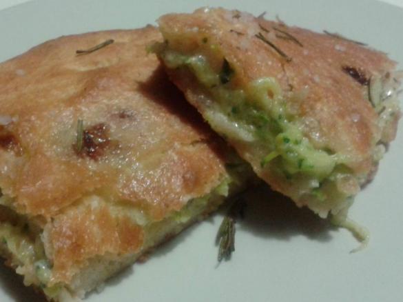 Focaccia con ripieno di zucchine e formaggi