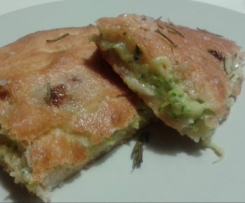 Focaccia con ripieno di zucchine e formaggi
