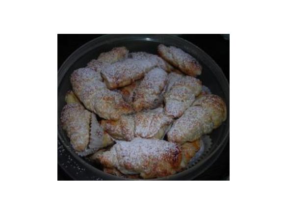 Cannoncini con la pasta sfoglia ripieni con  crema pasticera