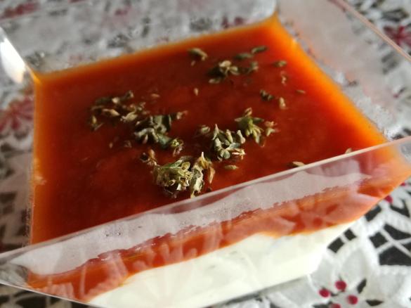 Coppette di yogurt greco e pomodoro