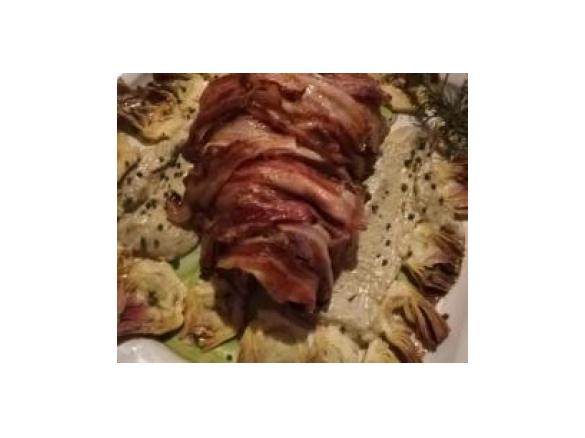 Cosciotto di agnello farcito su vellutata di carciofi