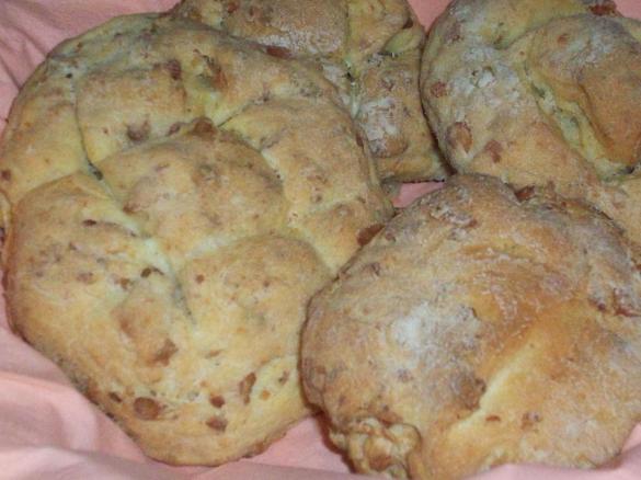 Focaccine con i ciccioli (Costedda cun gedra) 