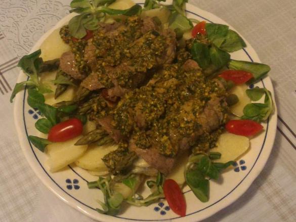 Involtini di asparagi con pesto di valeriana