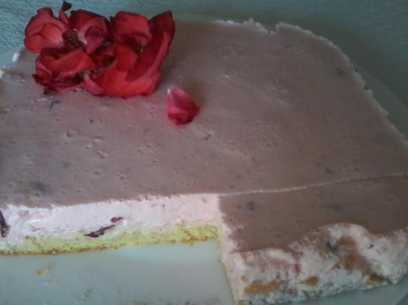 Torta di fragole con julienne di petali di rosa