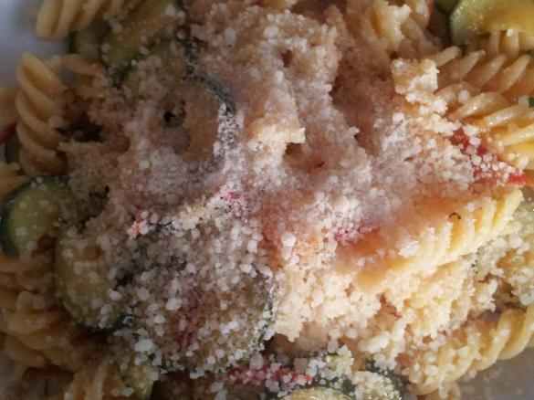 Fusilli con zucchine, pomodorini e fontina