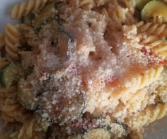 Fusilli con zucchine, pomodorini e fontina
