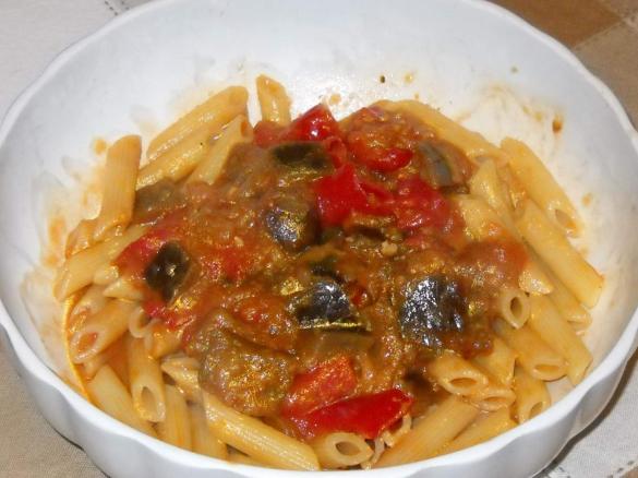Pasta al sugo di peperoni e melanzane