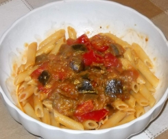Pasta al sugo di peperoni e melanzane