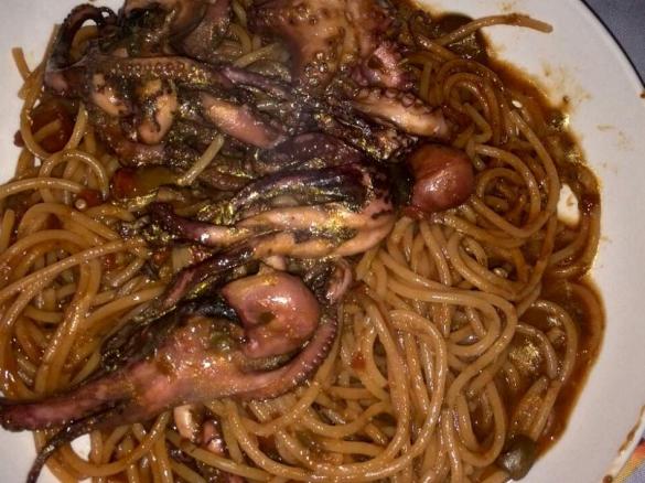 Moscardini al sugo con spaghetti 