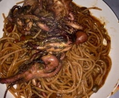 Moscardini al sugo con spaghetti 