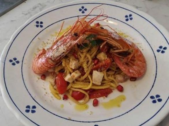 Spaghetti alla chitarra allo spada, gamberi e granella di nocciole
