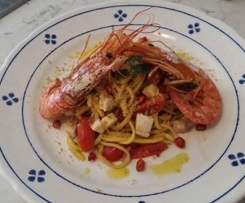 Spaghetti alla chitarra allo spada, gamberi e granella di nocciole