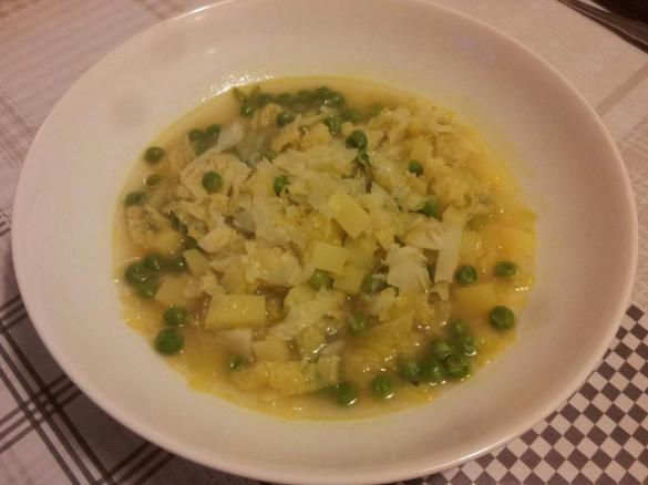 Minestra di verza con patate, piselli e lenticchie rosse