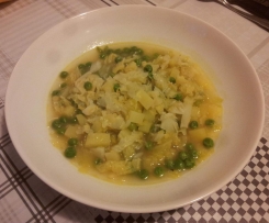 Minestra di verza con patate, piselli e lenticchie rosse