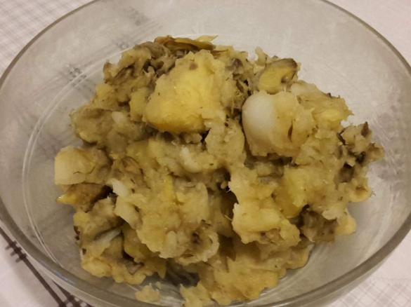 Pasticcio di patate, carciofi e cipolle fresche all'origano