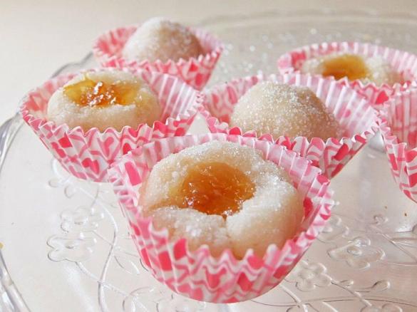 Pasticcini di mandorle con cuore all'arancia