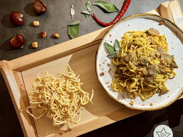 Maccheroni alla chitarra con castagne,funghi e granella di nocciole