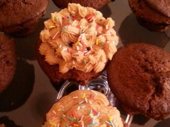 Muffins alla banana con gocce di cioccolato e crema al burro di arachidi