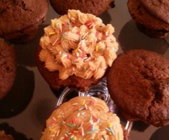 Muffins alla banana con gocce di cioccolato e crema al burro di arachidi