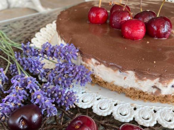 Cheesecake alle ciliegie e cioccolato