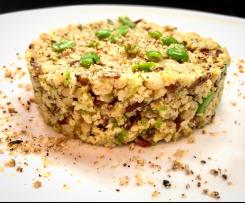 Tortino di bulgur e miglio con pesto di porri e fave e briciole di pane e nocciole