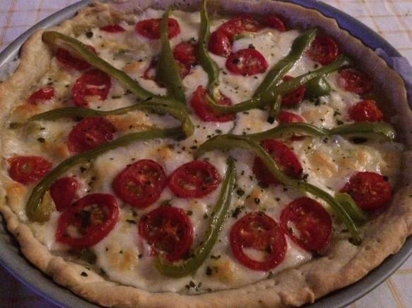 Torta salata di pasta brisèe farcita con peperoni, mozzarella e basilico 