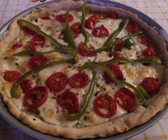 Torta salata di pasta brisèe farcita con peperoni, mozzarella e basilico 