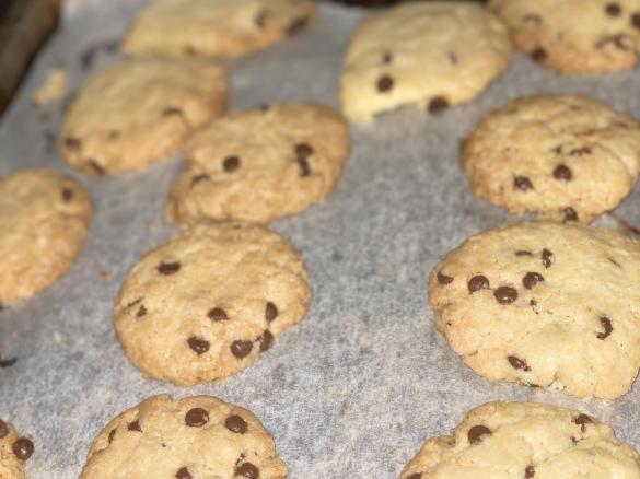 Cookies con fialetta alla fragola e gocce di cioccolato fondente