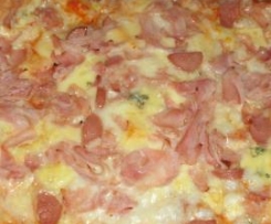 pizza gorgonzola, prosciutto e wurstel