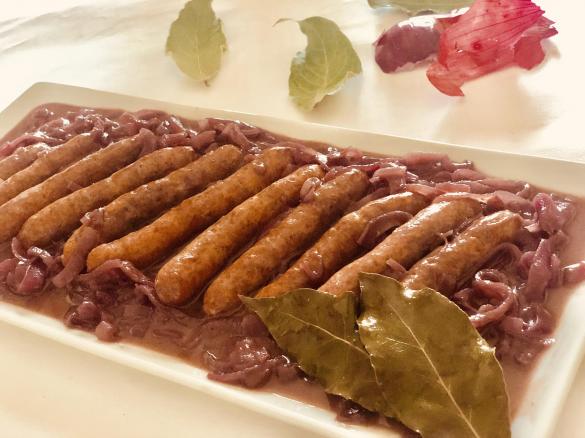 Salsiccia con contorno di cipolle di Tropea In agrodolce