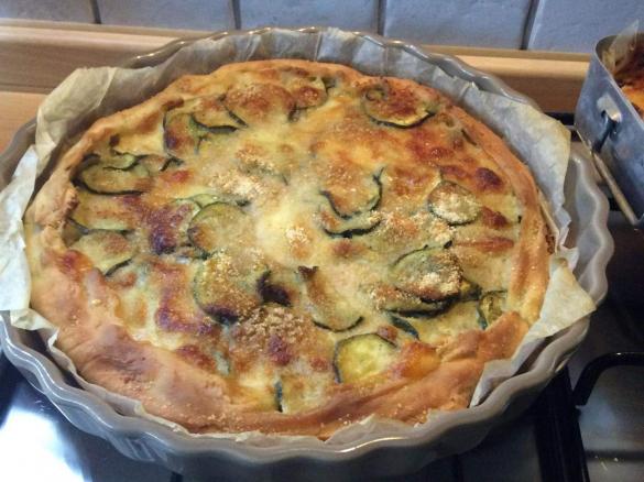 Torta salata di zucchini su base alla ricotta