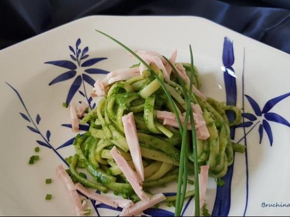 Pasta con spinaci e prosciutto