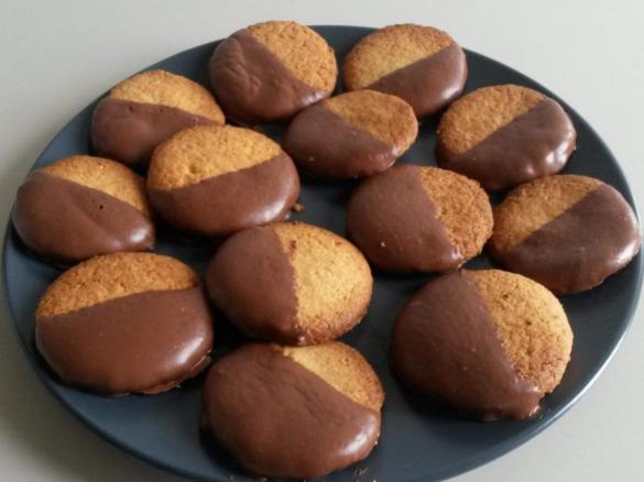 Biscotti di pasta frolla al cocco ricoperti di cioccolato