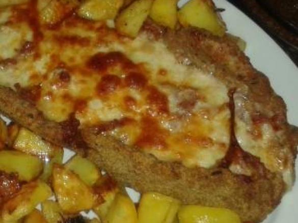 Polpettone di carne  ripieno di prosciutto e scamorza