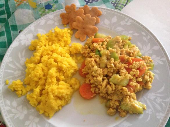 Finto riso allo zafferano e verdure strapazzate